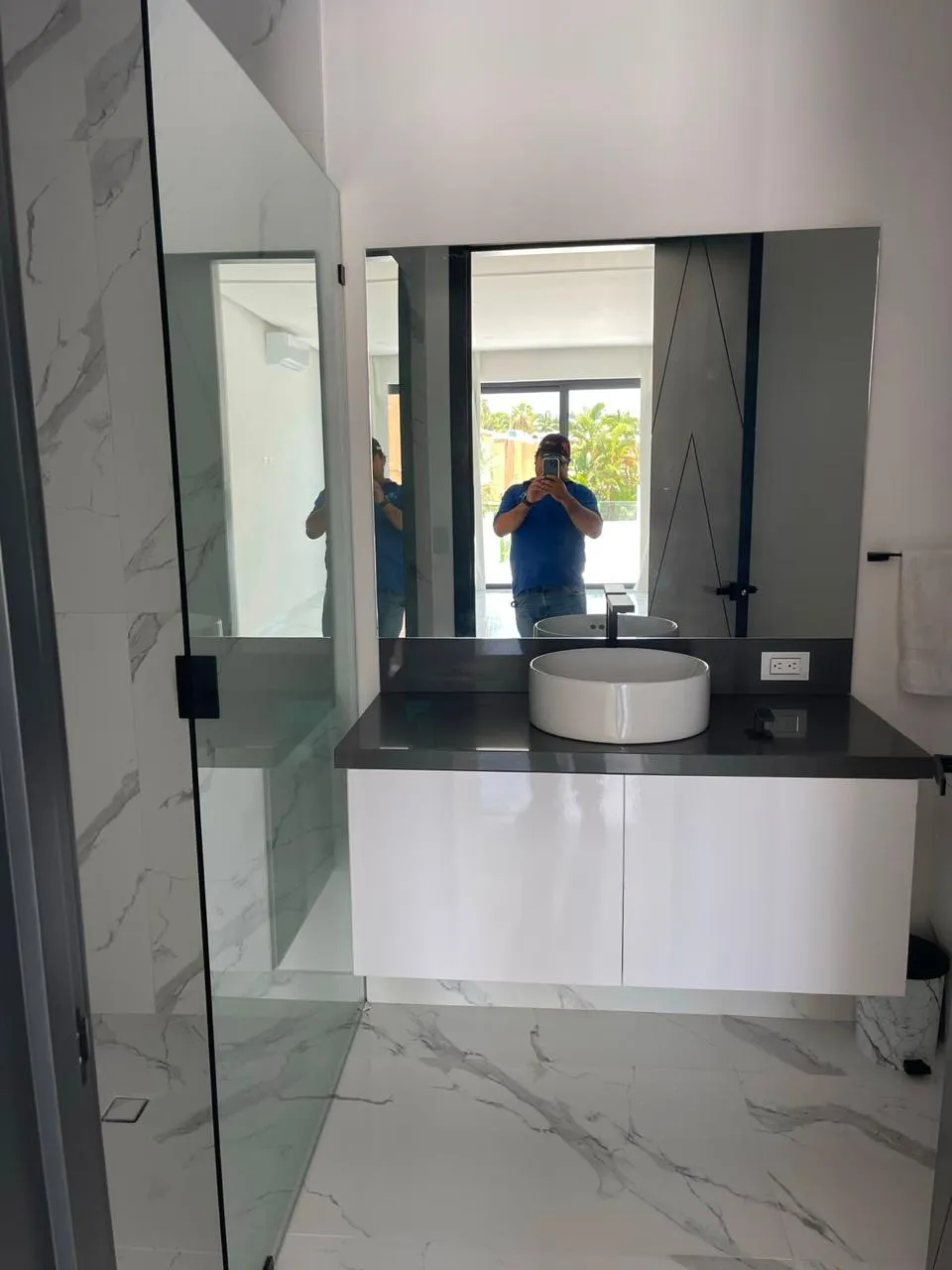 Cancel de cristal templado junto a tocador con espejo en baño