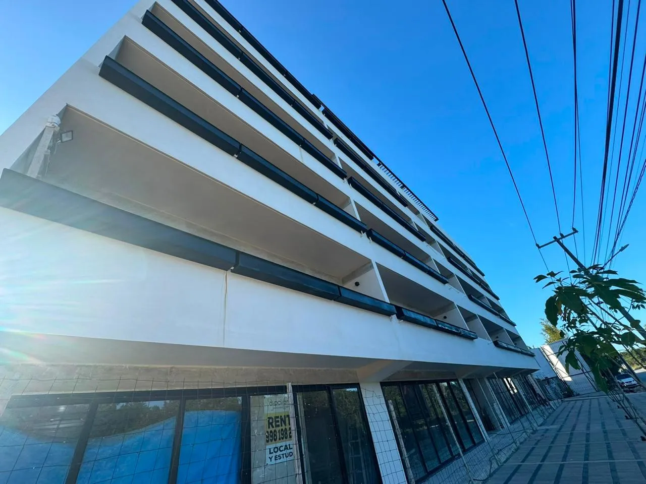 Fachada de edificio con locales comerciales y cancelería de aluminio