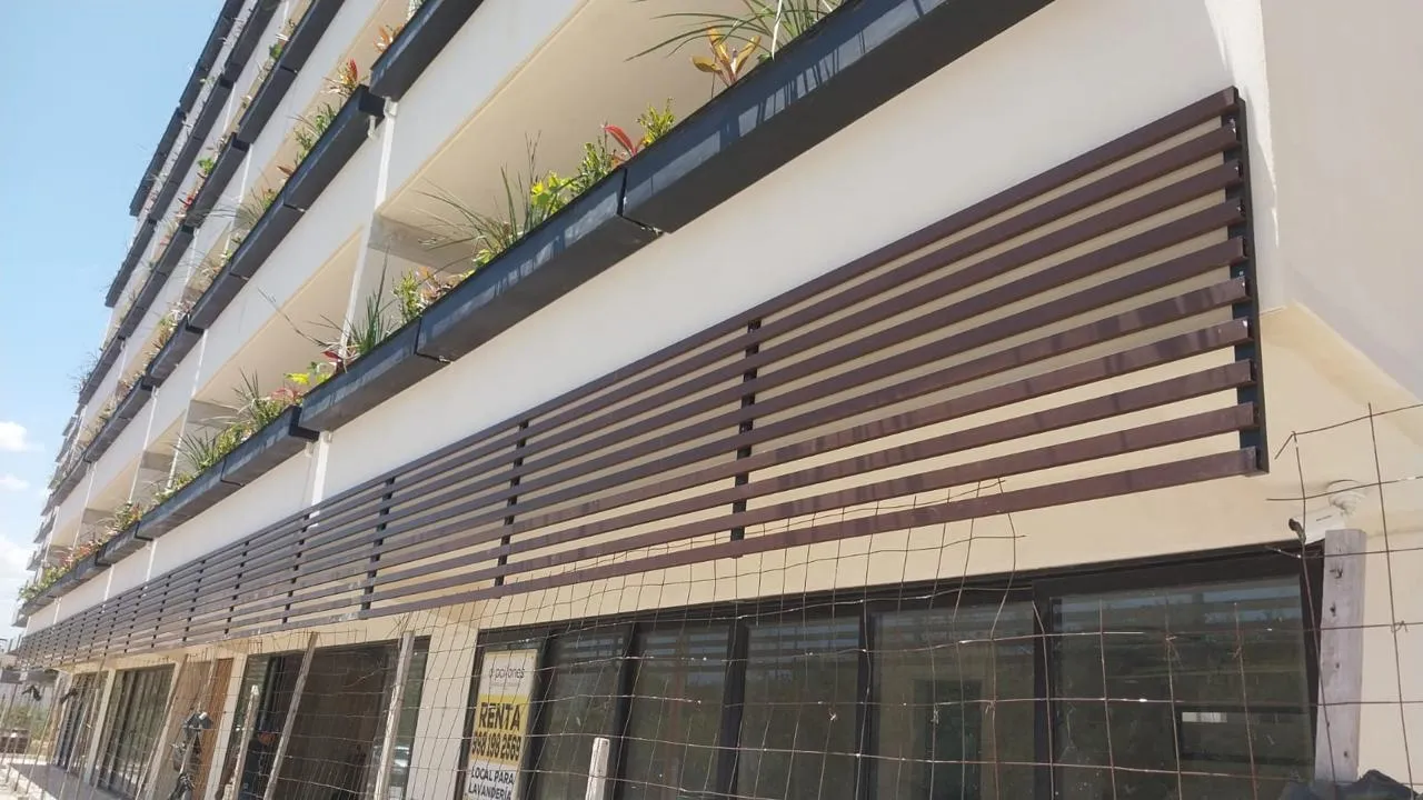 Fachada de edificio con celosía de aluminio imitación madera