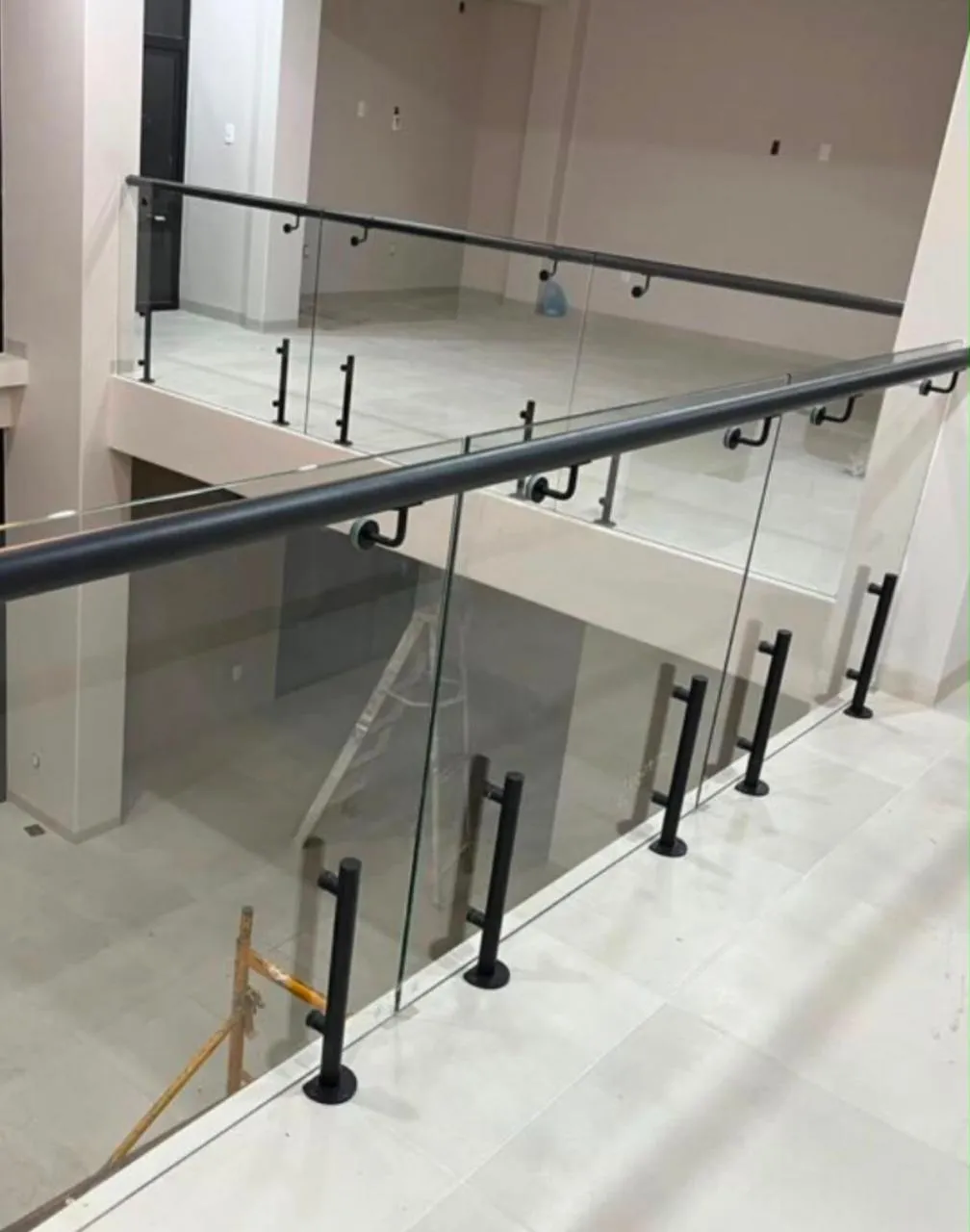 Barandal de cristal con postes y pasamanos de acero negro