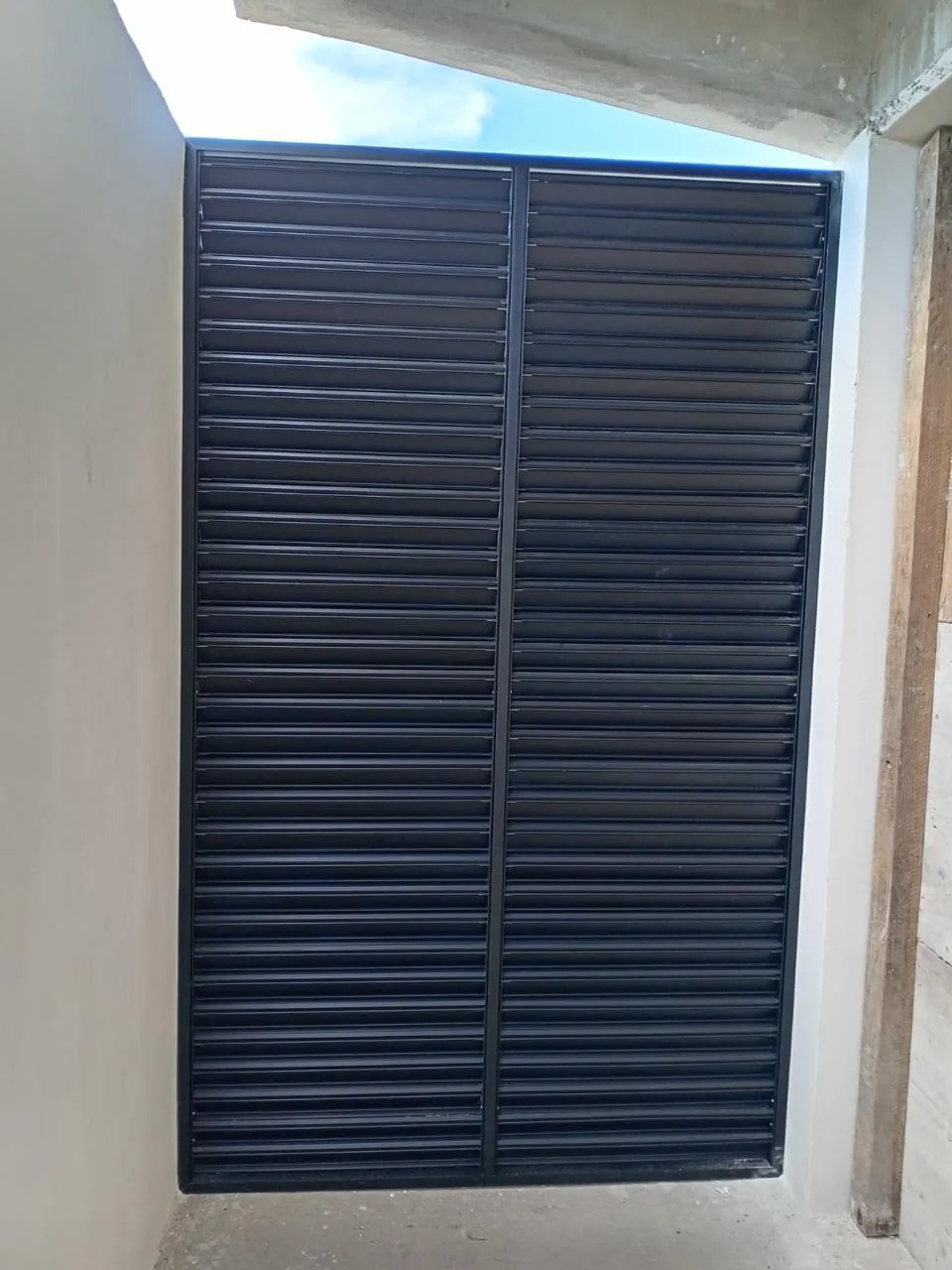Celosía de aluminio negro en cubo de luz para ventilación