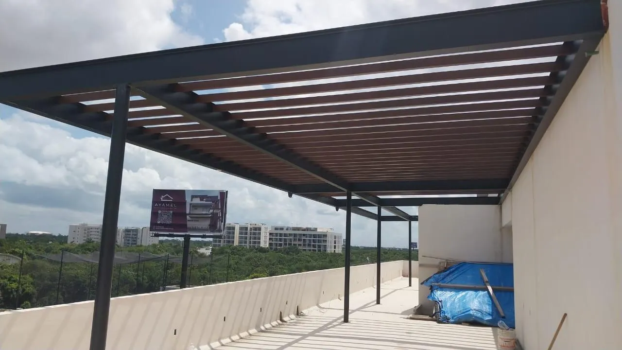 Pérgola de acero con largueros de madera en azotea urbana