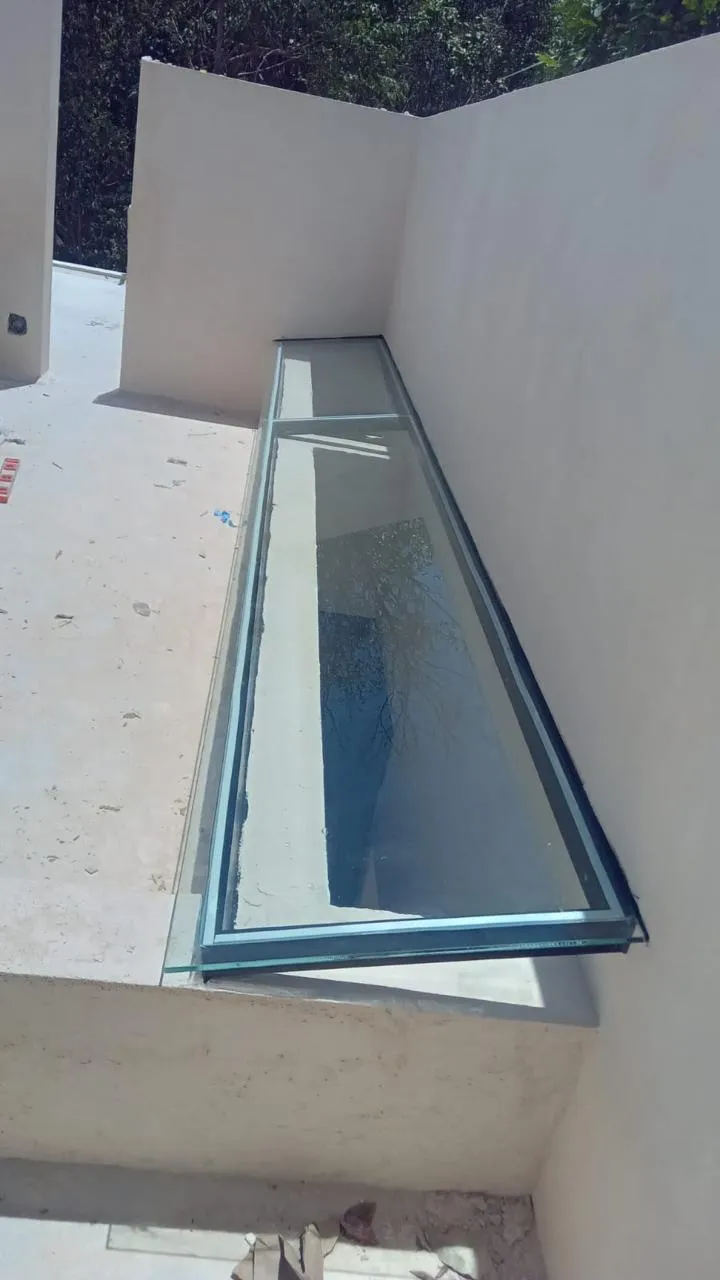 Tragaluz de cristal con perfil de aluminio sobre cubo de luz