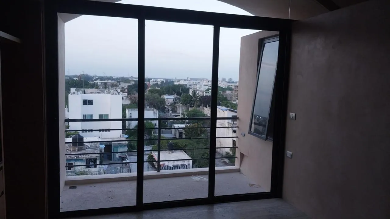 Puerta corrediza de aluminio negro con vista a la ciudad