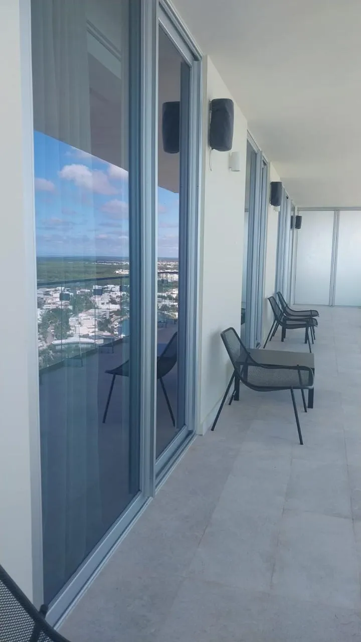 Balcón con puertas corredizas de aluminio y vista panorámica urbana