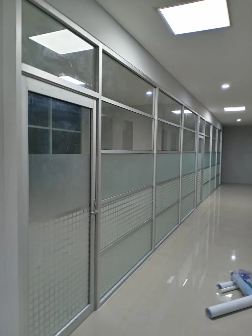 Divisiones de oficina en aluminio y cristal con puerta integrada
